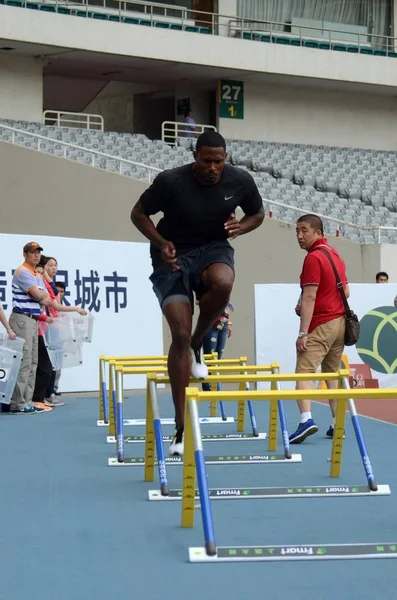 American Hurdler David Oliver Treina Durante Uma Sessão Treinamento Antes — Fotografia de Stock