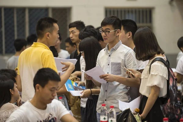 Los Graduados Chinos Buscan Empleo Durante Una Feria Empleo Universidad — Foto de Stock