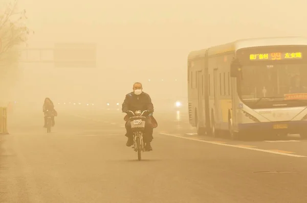 Ciclistas Vehículos Viajan Una Carretera Con Fuerte Niebla Beijing China —  Fotos de Stock