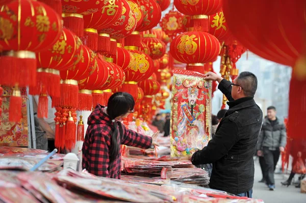 2015年2月15日 中国东部安徽省阜阳市一个商品市场 当地中国居民为春节购买红色彩灯庆祝中国农历新年 — 图库照片