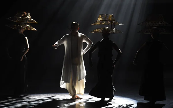 Tancerze Wykonują Podczas Debiutu Chińskiego Tańca Mistrza Yang Liping Nowym — Zdjęcie stockowe