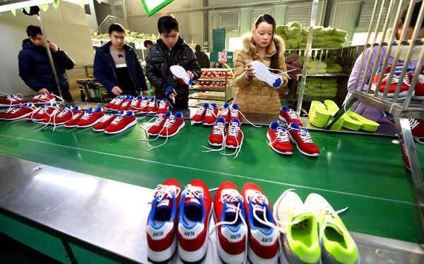Китайські Робітники Зробити Спортивне Взуття Взуттєва Фабрика Анта Bozhou Місті — стокове фото