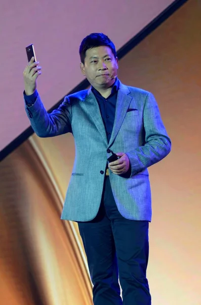 Richard Chengdong Styrelseordförande Och För Huawei Consumer Business Group Introducerar — Stockfoto