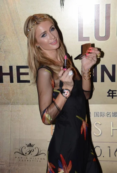 American Socialite Paris Hilton Poses Promotional Event Her Cosmetics Brand — Stock Photo, Image