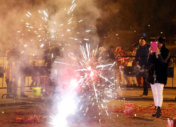 中国东部浙江省杭州市 当地居民在一个居民区燃放烟花 庆祝中国农历新年前夜的羊年 — 图库照片