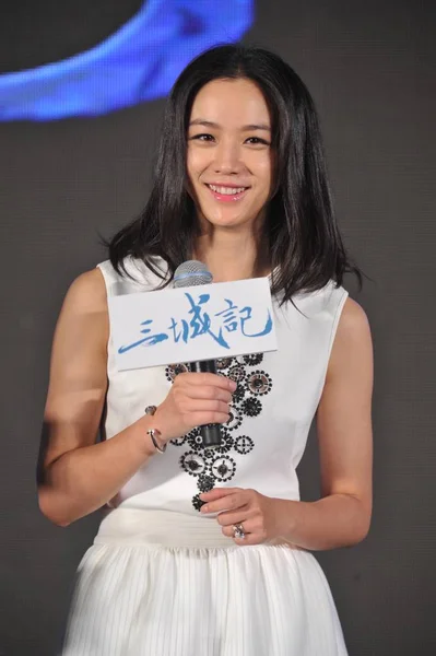2015年8月4日 中国女星唐伟在中国北京为电影 三城的故事 举行的新闻发布会上微笑 — 图库照片