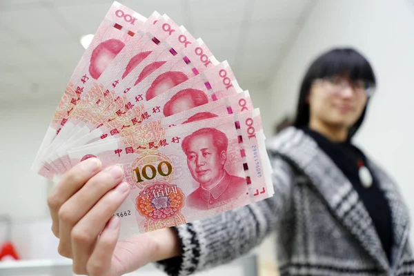 Uma Mulher Chinesa Mostra Nova Versão Rmb Renminbi Notas 100 — Fotografia de Stock