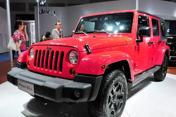 Visitantes Olham Para Jeep Wrangler Chrysler Exibição Durante Show Automóveis — Fotografia de Stock