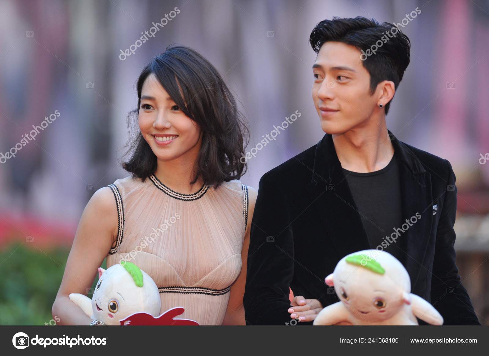 Китайская Актриса Бай Байхэ Слева Актер Цзин Боран Идут Красной.