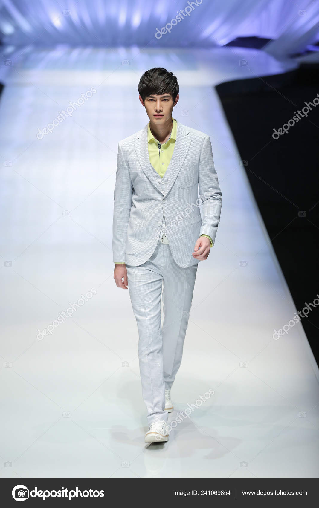 Model Displays New Creation Toray Fashion Show Chinese Designer Liu ...