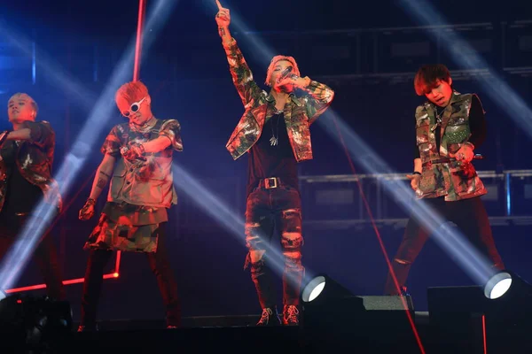 Członkowie Grupy Południowokoreańskiego Bigbang Wykonywać Podczas Bigbang 2015 World Tour — Zdjęcie stockowe