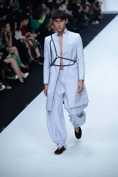 Modell Visar Skapelse Sheguang Modevisning Den Kina Fashion Week Vår — Stockfoto
