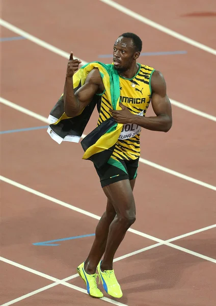 2015年8月23日 牙买加选手乌塞恩 博尔特在中国北京国家体育场 又名鸟巢 举行的北京 Iaaf 世锦赛上夺得男子百米决赛冠军后庆祝 — 图库照片