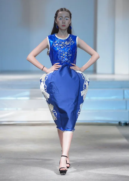 モデルは 2015 日中国北東部の吉林省長春市で卒業制作の ファッションショーの中にファッション デザイン科からの先輩によって設計された創造を表示します — ストック写真