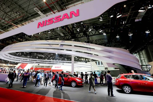 Lidé Navštívit Stánek Nissan Shanghai International Automobilového Průmyslu Výstavy Také — Stock fotografie