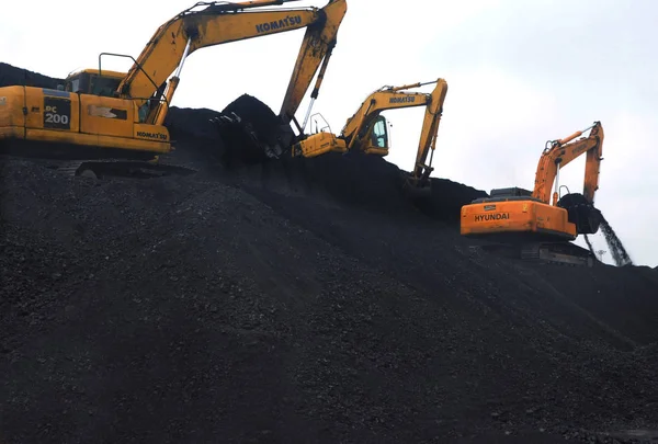 Bagger Stapeln Importierte Kohle Einem Kai Hafen Von Lianyungang Der — Stockfoto