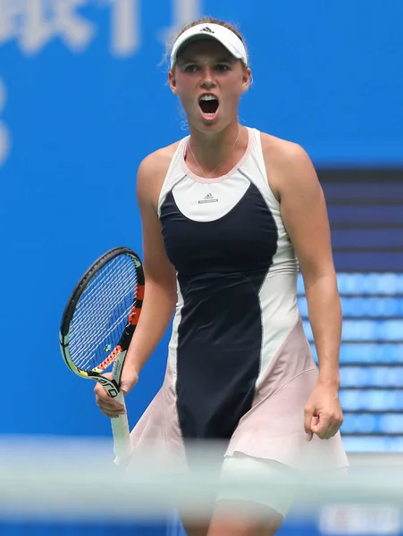 日中国中央部の湖北省武漢市で 2015 Wta 武漢オープン テニス トーナメントの間に女子シングルスの第 ラウンドの試合でスロバキアのアンナ カロリーナ Schmiedlova を獲得した後反応するデンマークのキャロライン — ストック写真