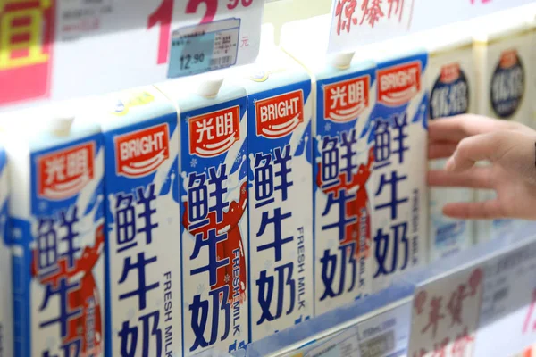 Покупатель Покупает Коробку Свежего Молока Bright Food Group Супермаркете Шанхае — стоковое фото