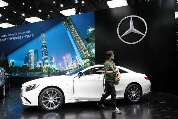 Látogató Kilép Mercedes Benz Autó Kijelző Alatt Kína Guangzhou Nemzetközi — Stock Fotó