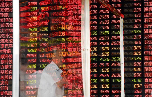Čínského Investora Chodí Kolem Displej Zobrazující Ceny Akcií Červená Pro — Stock fotografie