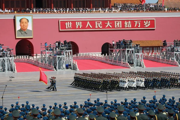Kínai Pla Népi Felszabadítási Hadsereg Tiszteletére Őrök Múlt Tienanmen Rostrum — Stock Fotó
