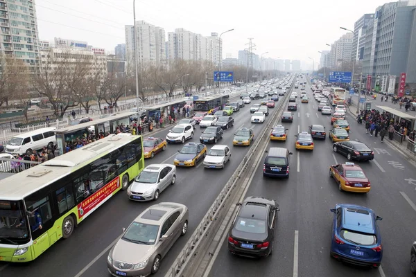 Massas Veículos Viajam Uma Estrada Pequim China Fevereiro 2015 — Fotografia de Stock