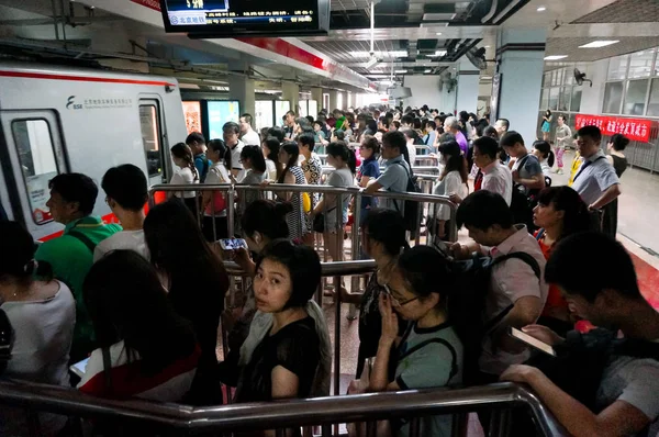 File Una Multitud Pasajeros Espera Para Abordar Tren Subterráneo Una — Foto de Stock