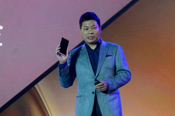 Richard Chengdong Styrelseordförande Och För Huawei Consumer Business Group Introducerar — Stockfoto