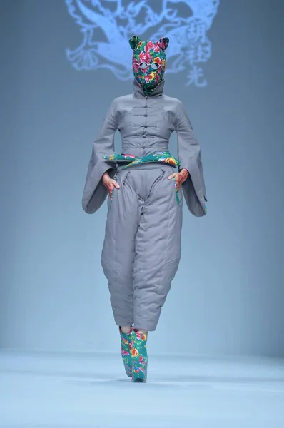 Модель Демонстрирует Новое Творение Китайского Модельера Шегуан Показе Мод Шегуан — стоковое фото