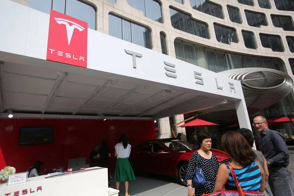 Люди Посещают Стенд Tesla Время Рекламного Мероприятия Шанхае Китай Мая — стоковое фото