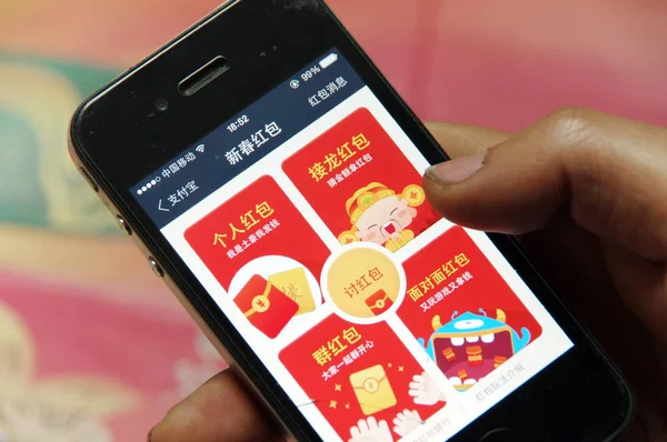 Kinesisk Mobiltelefon Användare Skickar Hongbao Rött Kuvert Till Vänner Alipay — Stockfoto