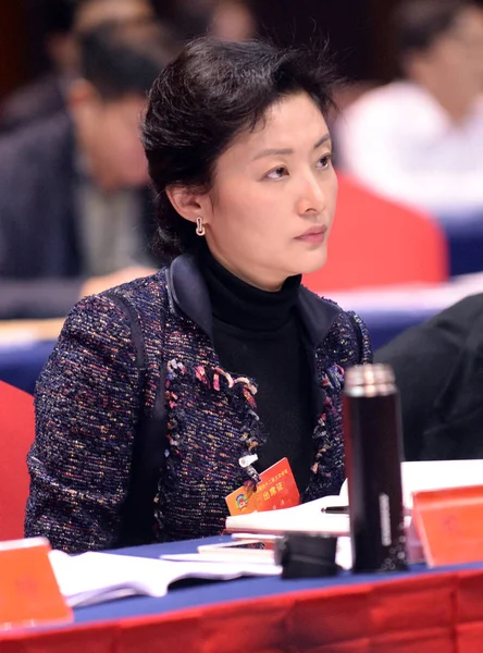 Kinesisk Värdinna Zhou Tao Lyssnar Paneldiskussion Regeringens Arbetsrapport Den Tredje — Stockfoto