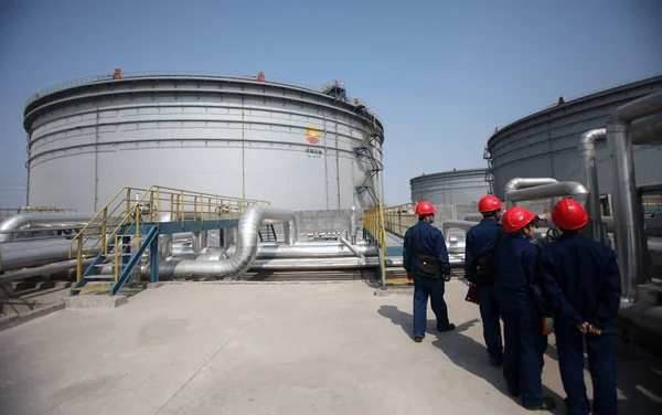 2012年3月28日 中国石油总公司中石油母公司中石油 Cnpc 大港商业石油储备基地 中国检验员在原油油罐前巡逻 — 图库照片