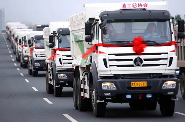 Een Vrachtwagen Konvooi Reist Een Weg Tijdens Een Huwelijksceremonie Harbin — Stockfoto