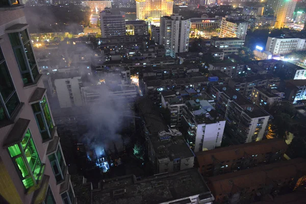 Smoke Rises Debris Burnt Out Old Apartment Building Residential Quarter — Stock Photo, Image