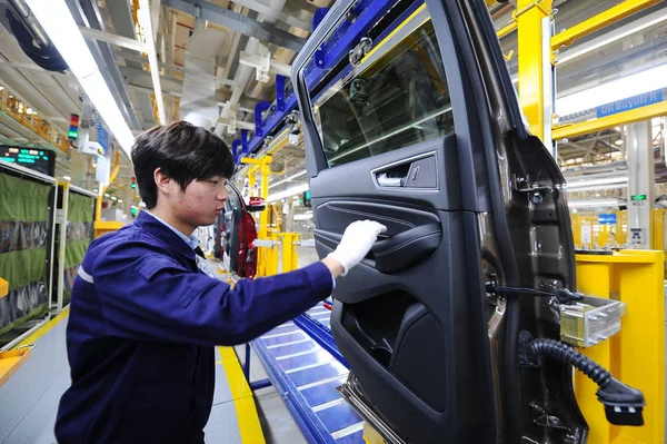 Trabajador Chino Comprueba Una Puerta Ford Suv Línea Montaje Planta — Foto de Stock