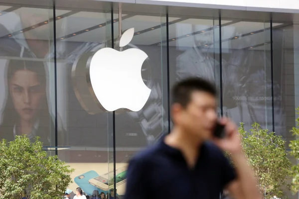 Pieton Vorbește Smartphone Său Timp Trece Lângă Apple Store Strada — Fotografie, imagine de stoc