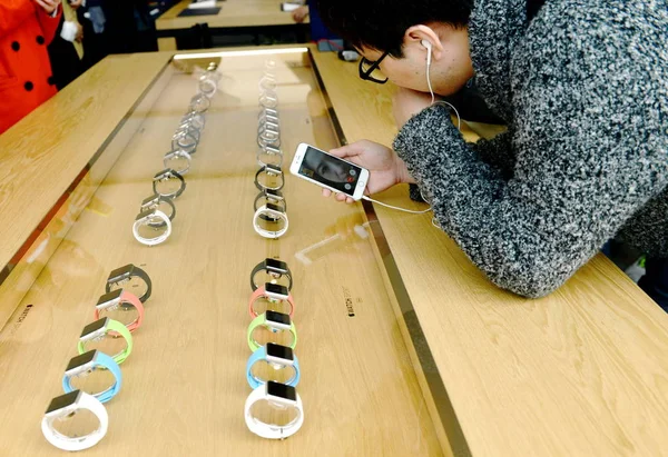 Kínai Ügyfél Használja Iphone Okostelefon Élő Továbbítja Képek Apple Watch — Stock Fotó