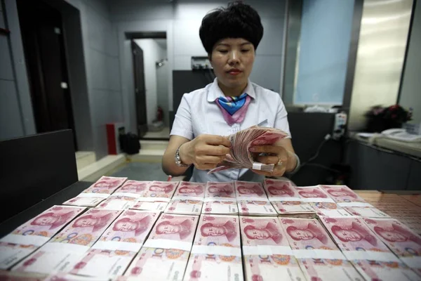 Empleado Chino Cuenta Los Billetes Yuan Rmb Renminbi Banco Condado — Foto de Stock