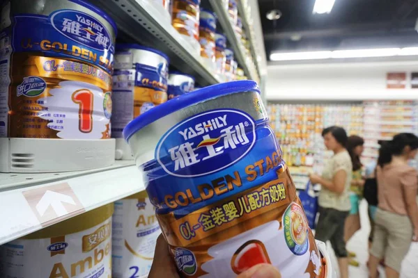 Customer Shops Tin Yashily Infant Milk Formula Supermarket Xuchang City — Stock Photo, Image