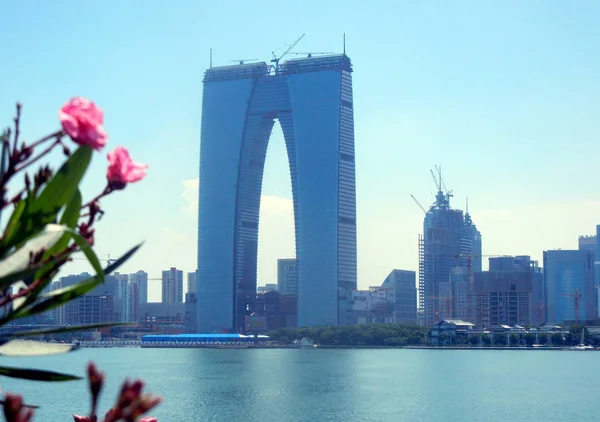 Tekintettel Nadrág Alakú Felhőkarcoló Kapu Keleti Építés Alatt Suzhou Város — Stock Fotó