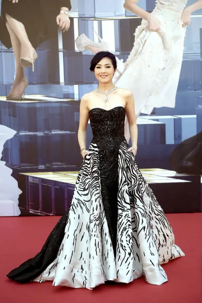 香港歌手兼女演员杨美莲于2015年4月19日在中国香港举行的第34届香港电影颁奖典礼上登上红地毯 — 图库照片
