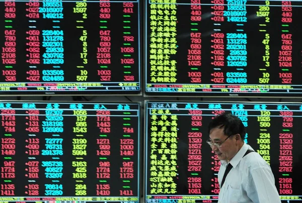 Ein Chinesischer Investor Lächelt Als Einem Bildschirm Vorbeigeht Auf Dem — Stockfoto