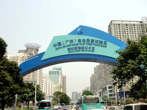 Los Vehículos Pasan Por Letrero Zona Libre Comercio Piloto China — Foto de Stock