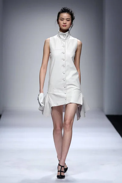 モデル表示新しい Yyo Foundatian で作成が上海ファッション週秋 2015 年中国 上海で 2015 日中にミッシー スキン — ストック写真