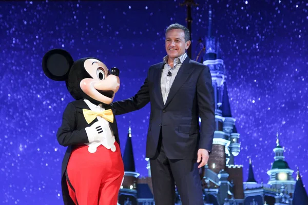 Presidente Ceo Disney Bob Iger Derecha Posa Con Animador Vestido —  Fotos de Stock