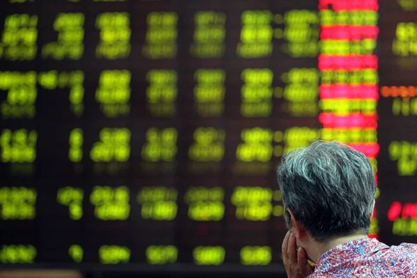 Ein Besorgter Chinesischer Investor Betrachtet Die Aktienkurse Grün Für Fallende — Stockfoto