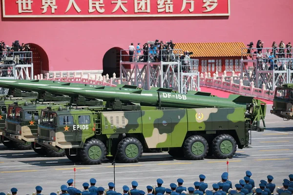 Military Vehicles Carrying 15B Short Range Ballistic Missiles March Tiananmen — Stock Photo, Image