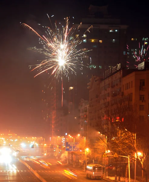 Los Fuegos Artificiales Explotan Sobre Una Zona Residencial Para Festival — Foto de Stock