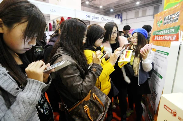 Les Jeunes Chinoises Utilisent Leur Smartphone Pour Payer Nourriture Ligne — Photo